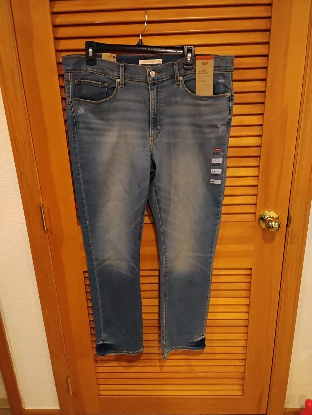 NWT Levi's Classic Straight Stretch Jeans 16M- Slightly Distressed